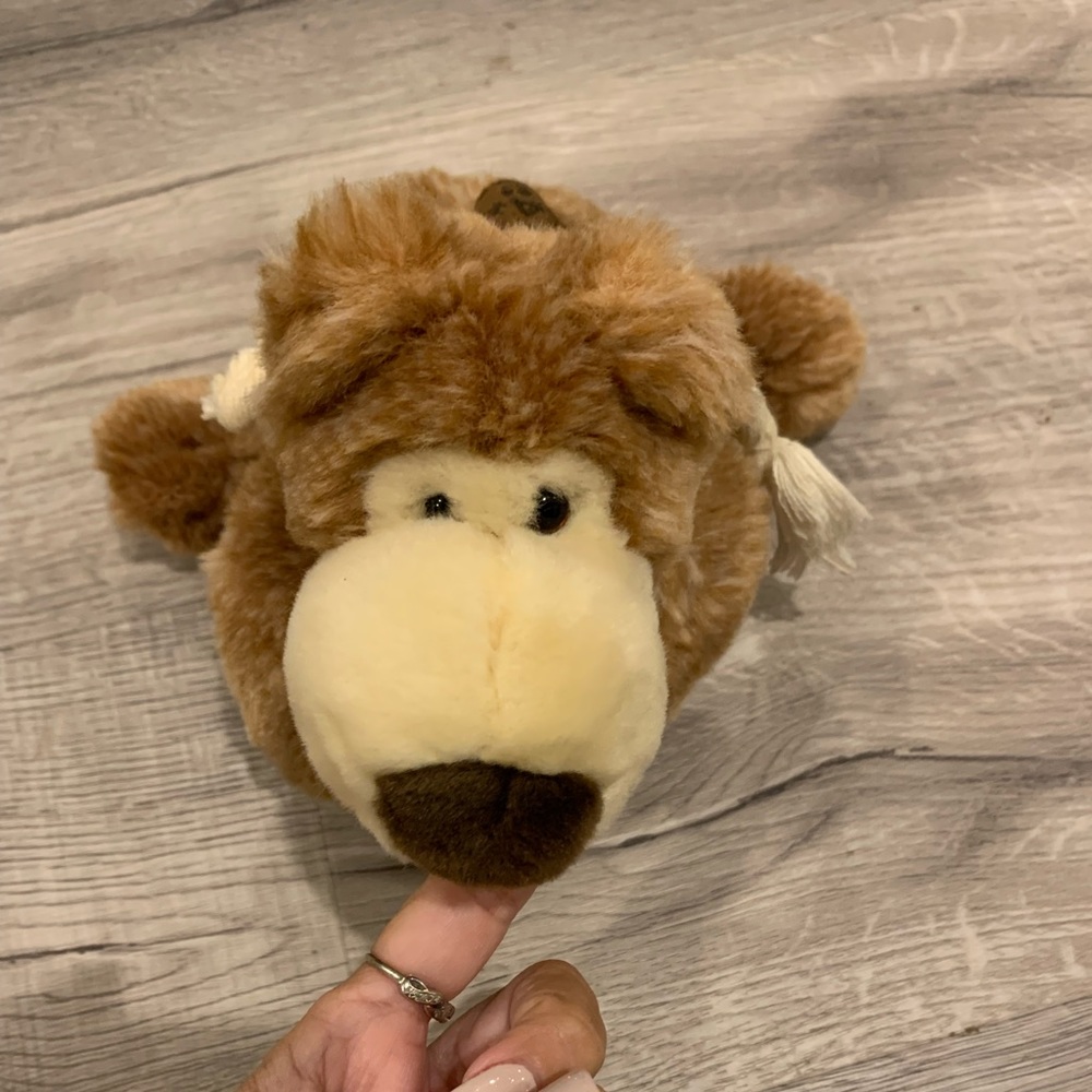 FAO Schwartz Lion with rope collar and the FAO tag